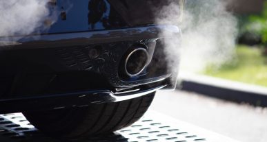 Automobilis meta dūmus